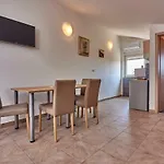 Apartmani B&B アパート Ližnjan