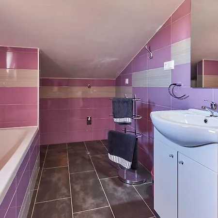 Apartmani B&B アパート Ližnjan